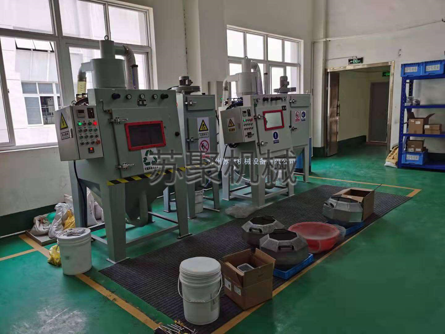 兩臺(tái)自動(dòng)滾筒噴砂機(jī)客戶使用現(xiàn)場(chǎng)